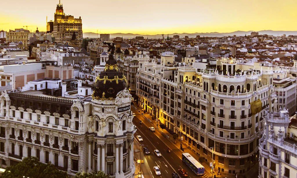 Vista de la Gran Vía de Madrid al atardecer